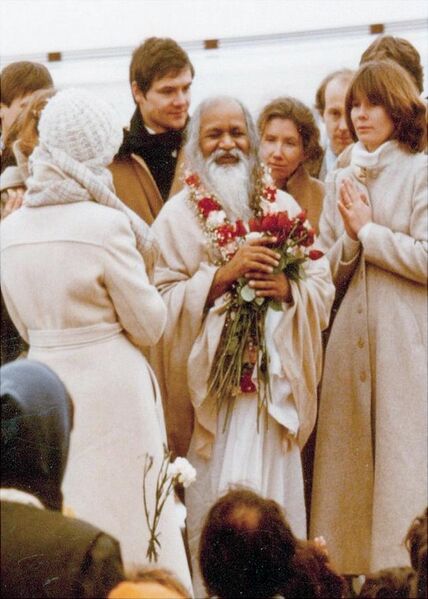 File:Maharishi Mahesh Yogi during a 1979 visit to MUM.jpg