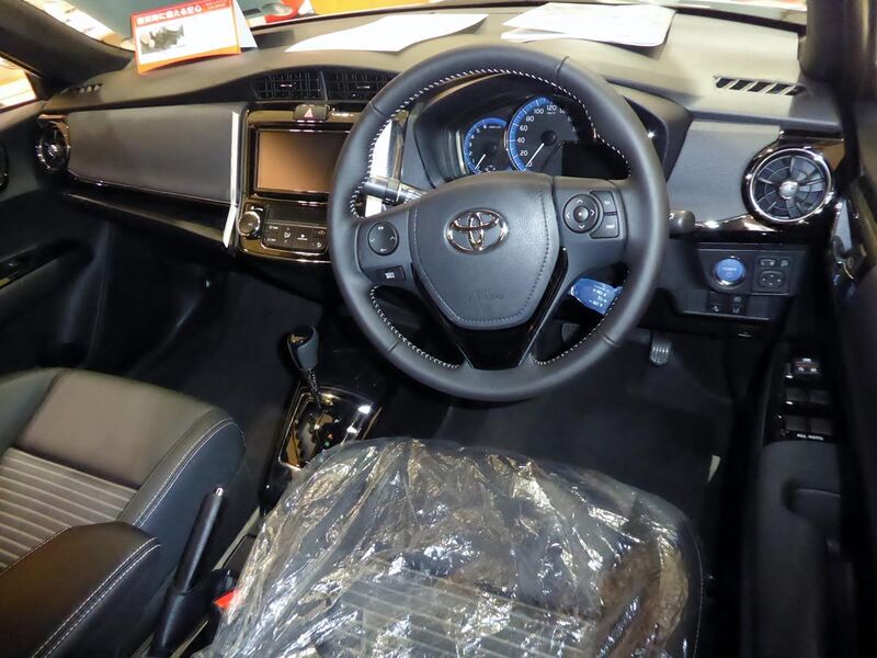 File:Toyota COROLLA Axio HYBRID G"W×B" (DAA-NKE165-AEXEB) interior.jpg