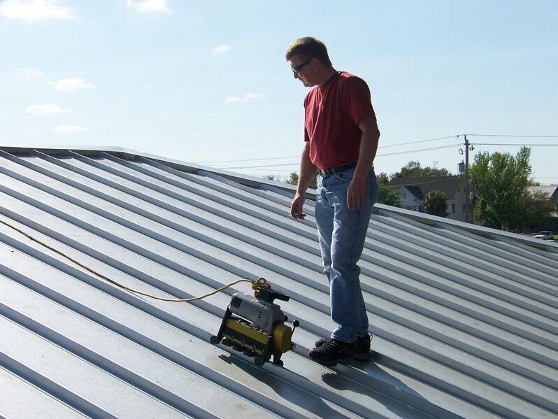 File:Worker and roof seamer machine.jpg