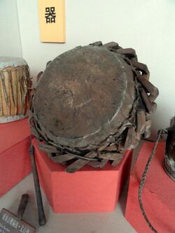 Musical instruments in the Yunnan Nationalities Museum - DSC03870.JPG