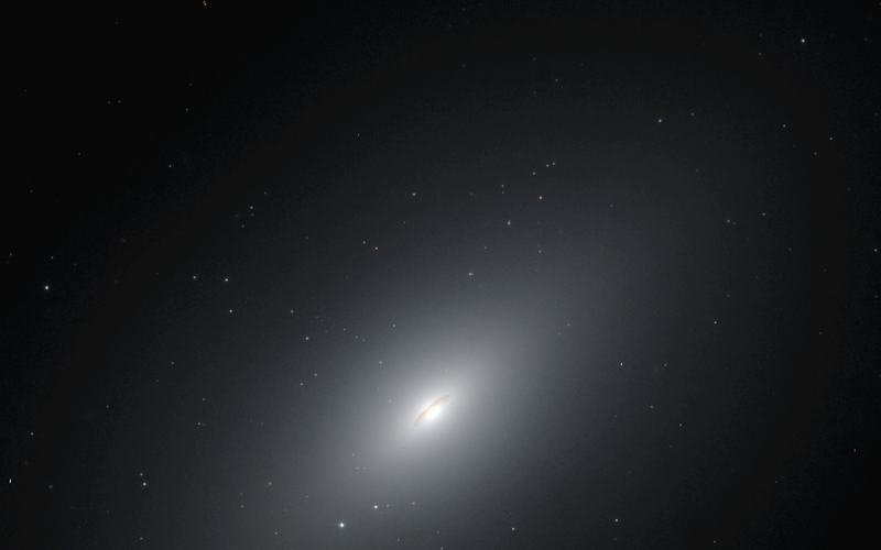 File:NGC 4697 HST 10003 R850 B475.png