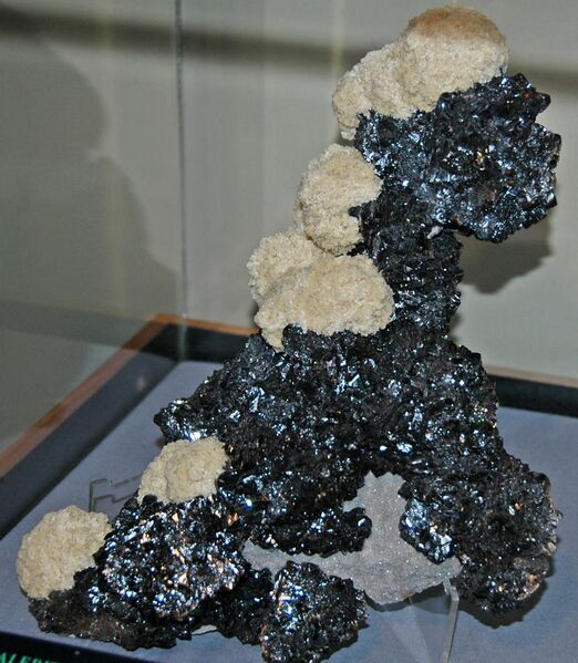 File:Sphalerite-barite (Cumberland Mine, Smith County, Tennessee, USA).jpg