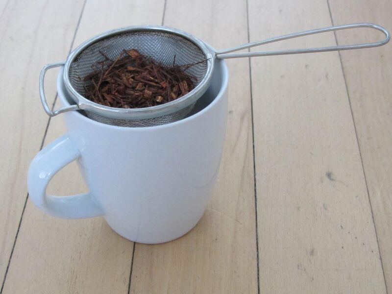 File:Strainer with rooibos tea.JPG