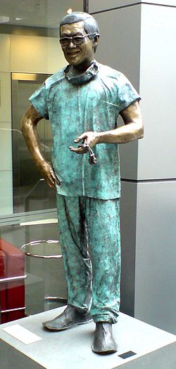 Victor Chang bronze statue Klarfeld.JPG