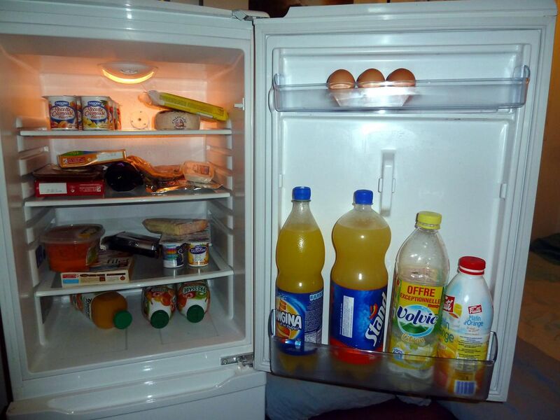 File:Food into a refrigerator - 20111002.jpg