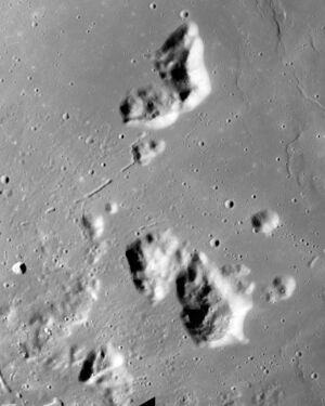 Montes Harbinger AS15-M-2743.jpg