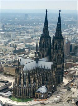 Cologne cathedral aerial (25326253726).jpg
