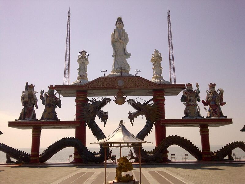 File:Guan She Yin statue of Sanggar Agung Temple, Surabaya-Indonesia.jpg