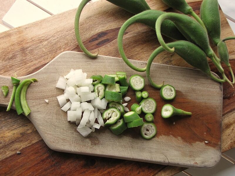 File:Proboscidea parviflora - double claw. chopped fresh green pod with onions 07.jpg