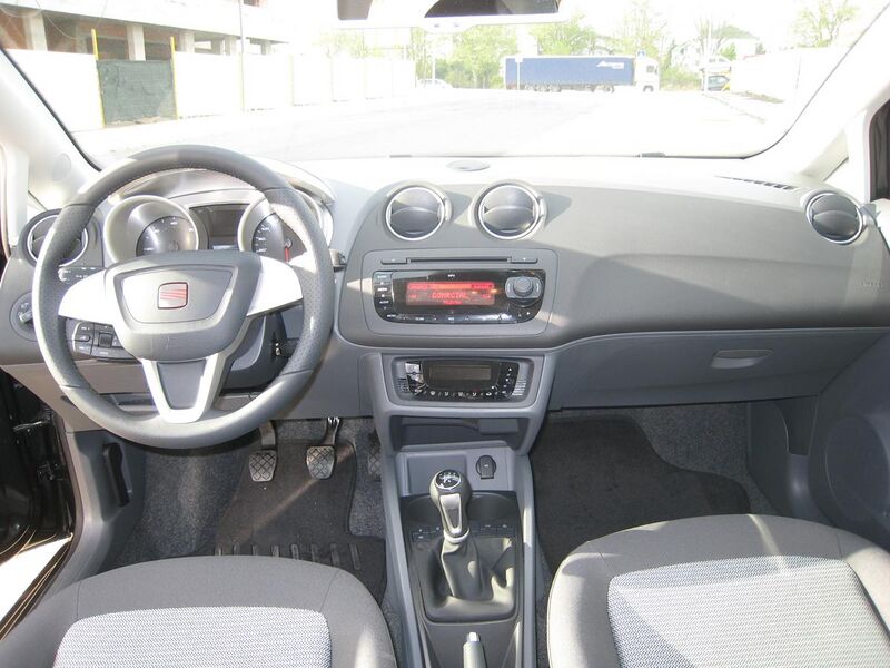 File:SEAT Ibiza 6J interior.jpg