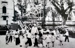Ho-chi-Minh with children (7).jpg