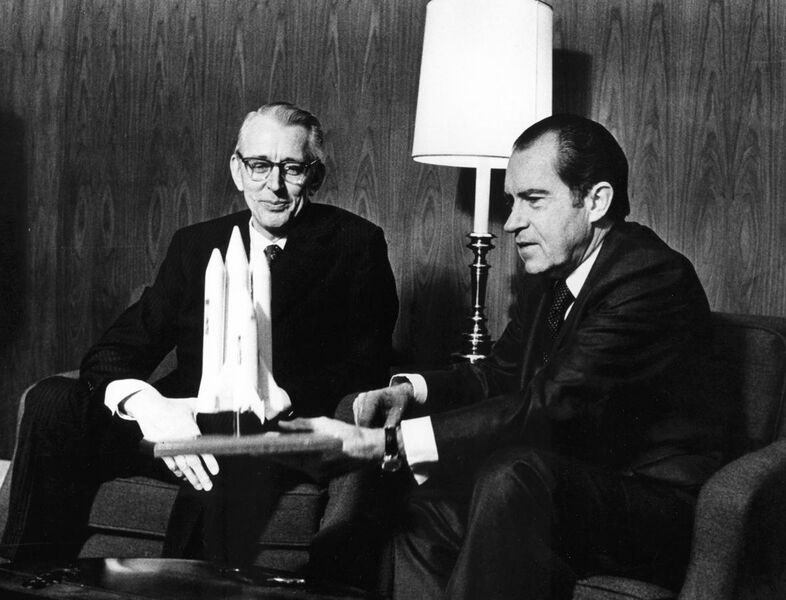 File:President Nixon and James Fletcher Discuss the Space Shuttle - GPN-2002-000109.jpg
