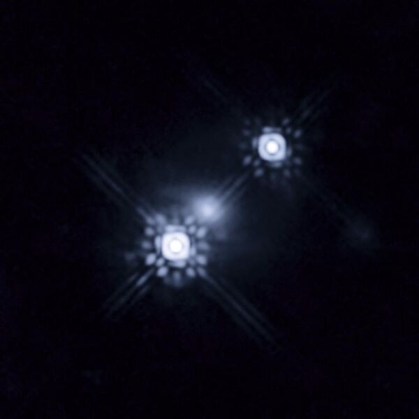 File:Quasar HE 1104-1805.jpg
