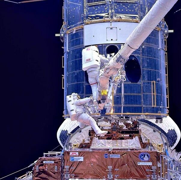File:Upgrading Hubble during SM1.jpg