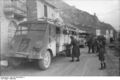 Bundesarchiv Bild 101I-308-0799D-11, Italien, Tiertransport mit LKW in Ortschaft.jpg