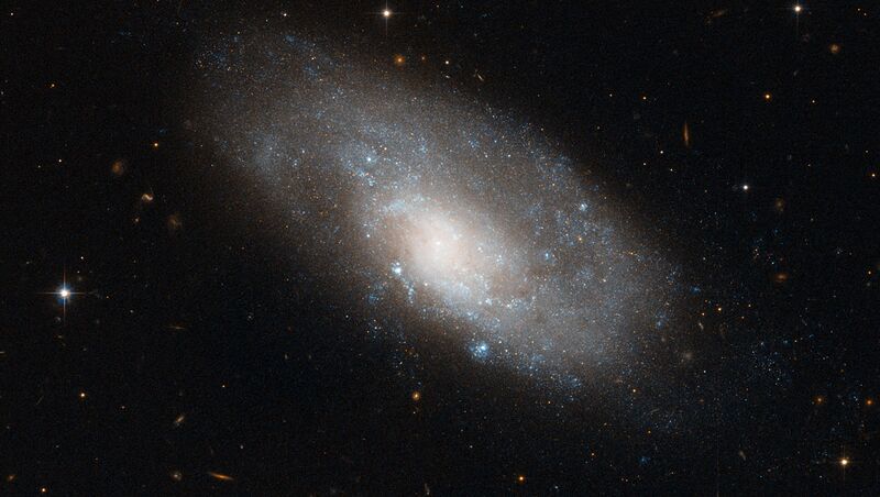 File:NGC 4980 HST.jpg