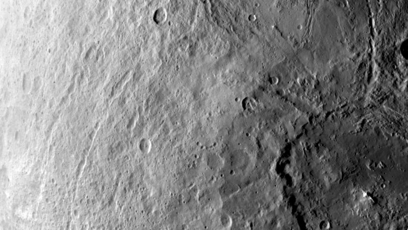 File:PIA19569-Ceres-DwarfPlanet-Dawn-SouthernHemisphere-2ndMappingOrbit-20150606.jpg