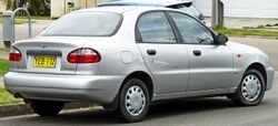 1997 Daewoo Lanos (T100) SE sedan (2010-09-23).jpg