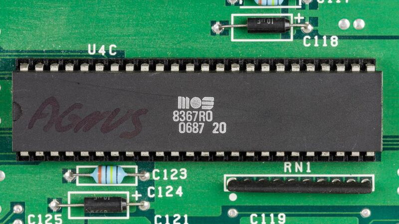 File:Commodore Amiga 1000 - main board - MOS 8367R0-7824.jpg