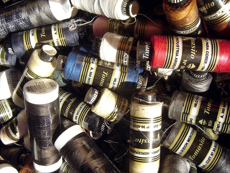 File:Bobinas de hilo de algodón mercerizado - Cotton thread reels.jpg