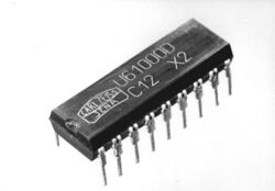 Bundesarchiv Bild 183-1989-0313-123, VEB Carl Zeiss Jena, 1-Megabit-Chip.jpg