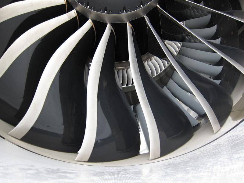 File:Fan blades and inlet guide vanes of GEnx-2B.jpg