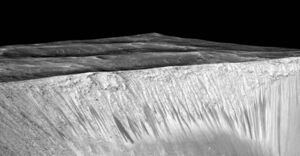 Garni crater Mars HiRISE Sep2015.jpg