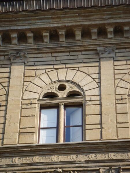 File:Palazzo rucellai, ordine architettonico secondo piano.JPG