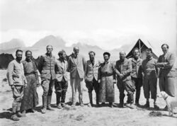 Bundesarchiv Bild 135-KA-11-008, Tibetexpedition, Expedition zu Gast bei Gould.jpg