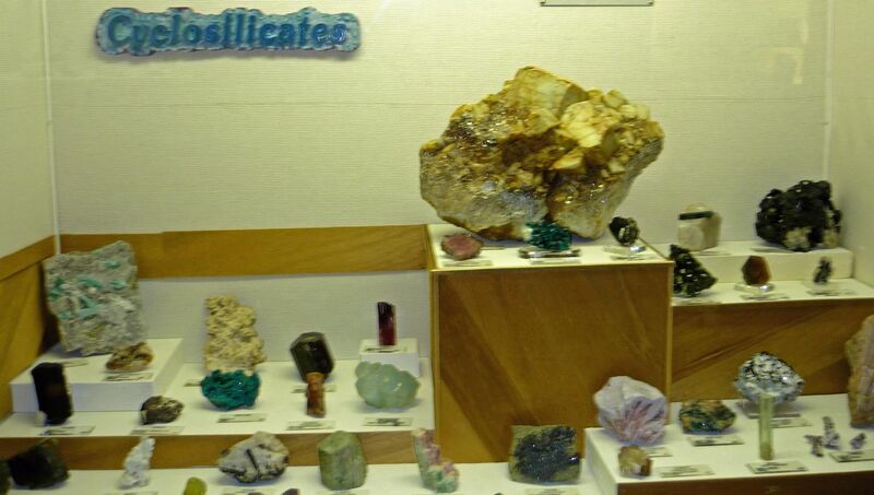 File:Cyclosilicate exhibit, Museum of Geology, South Dakota.jpg