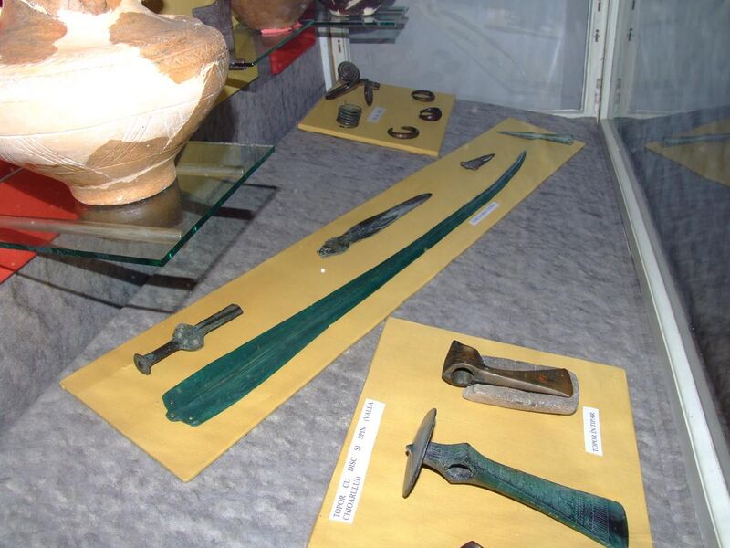 File:Mycenaean sword and Wietenberg culture axes at National Museum of Transylvanian History 2007.jpg