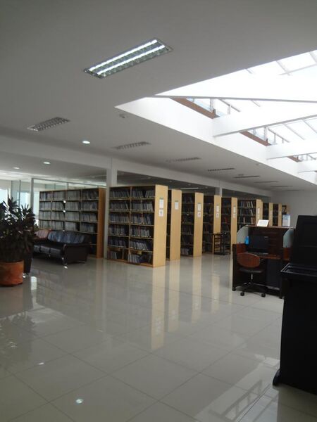 File:Pontificia Universidad Católica del Ecuador (PUCE) Library 001a.JPG