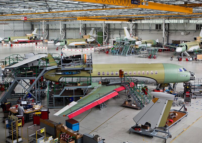 File:Dassault Falcon 7X assembly line at Merignac.jpg
