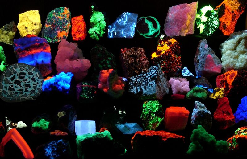 File:Fluorescent minerals hg.jpg