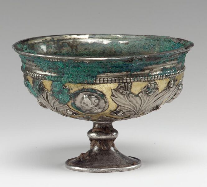 File:Kushano-Sasanian footed cup with medallion 3rd-4th century CE Bactria Metropolitan Museum of Art.jpg