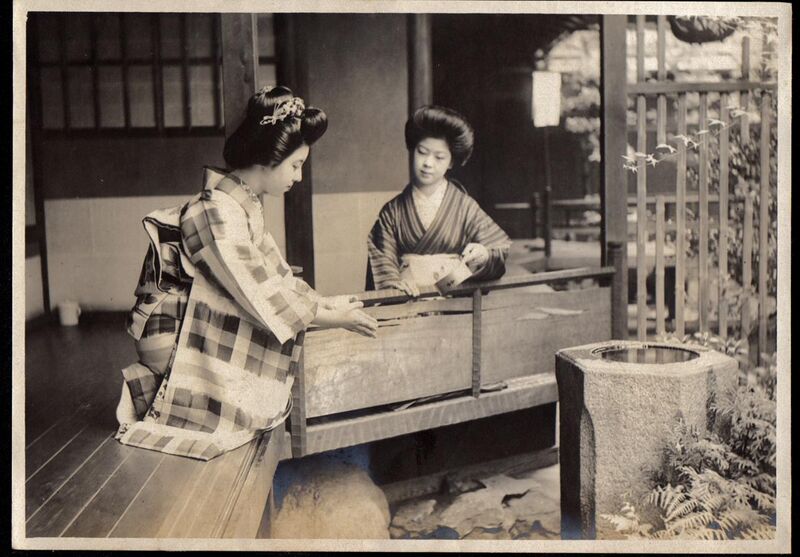 File:Two Women rinse the hands (act of misogi using temizu) (1915-04 by Elstner Hilton).jpg