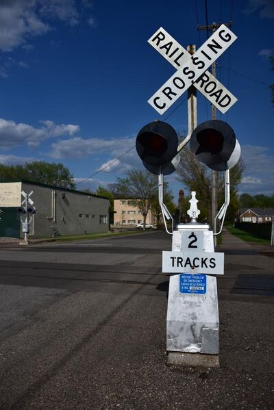 File:Griswold railroad crossing signals, Northeast Minneapolis 2018-05-07.jpg