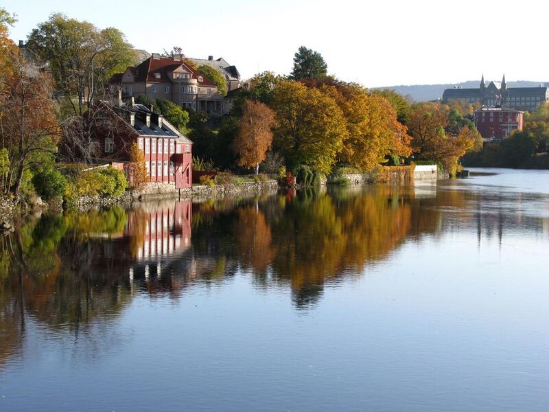 File:Nidelva-Trondheim-foliage.JPG
