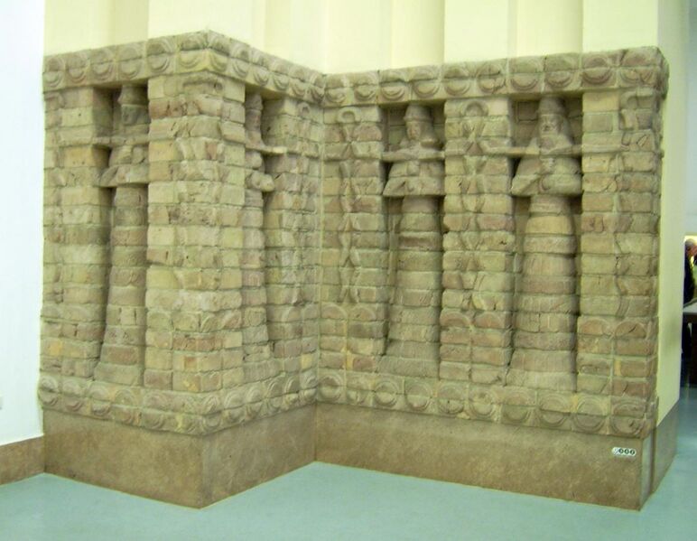 File:Part of front of Inanna temple of Kara Indasch from Uruk Vorderasiatisches Museum Berlin.jpg