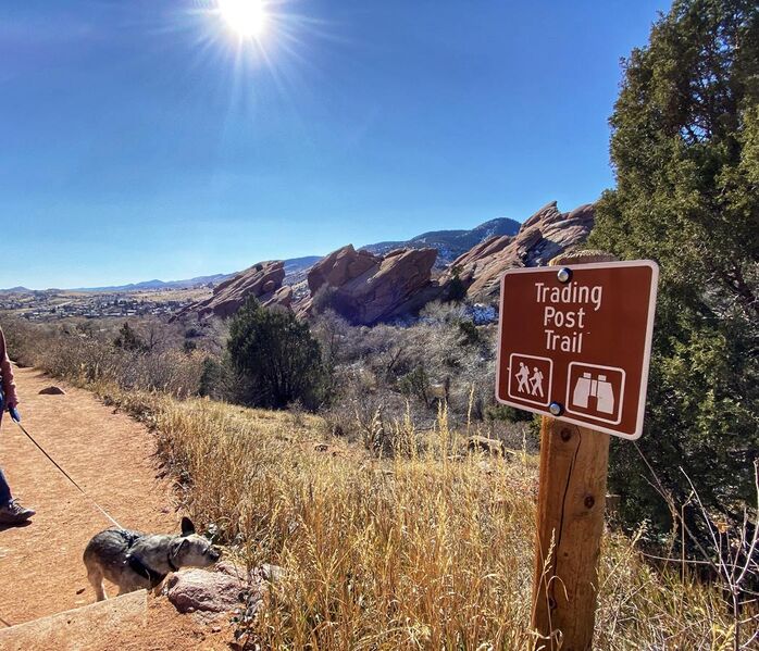File:Trading Post Trail sign, Red Rocks Park, Morrison, Colorado.jpg