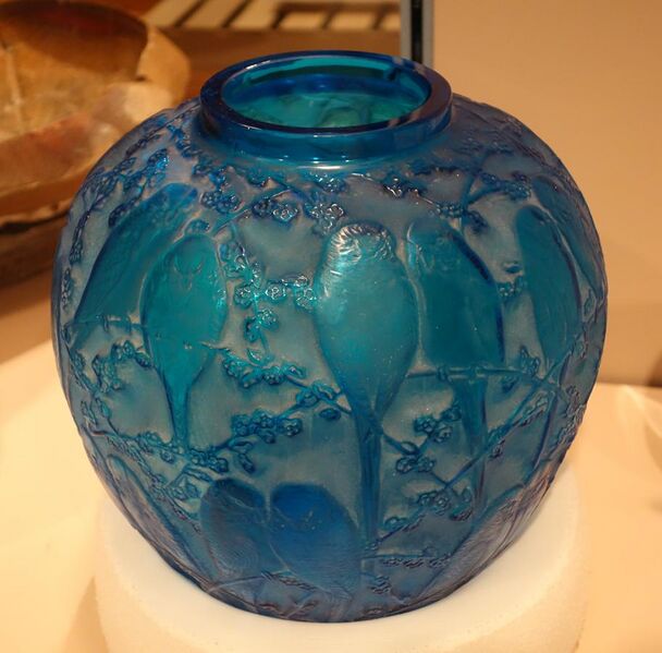 File:Vase (Perruches) by René Jules Lalique, 1922, blown four mold glass - Cincinnati Art Museum - DSC04355.JPG
