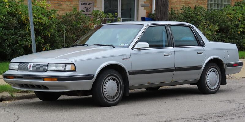 File:1990 Oldsmobile Cutlass Ciera Sedan, front left, 09-24-2022.jpg