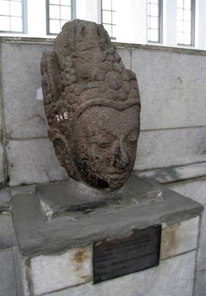 File:Avalokiteshvara head Aceh Srivijaya 1.JPG