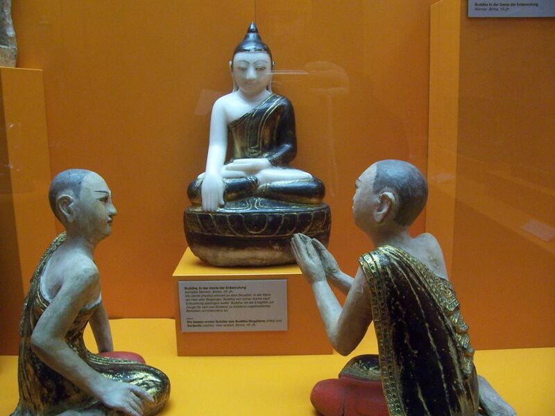 File:Buddha mit Mogallana und Sariputta.JPG