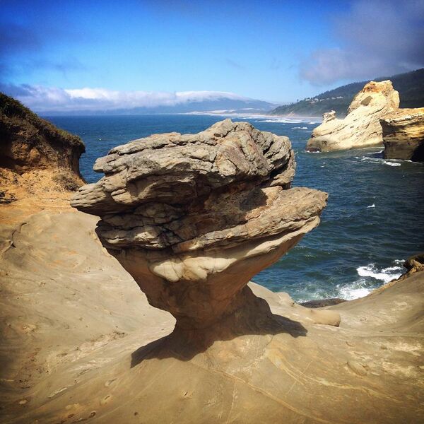 File:Duckbill (rock formation at Cape Kiwanda State Natural Area), 2014-08-27 iPhone.jpg