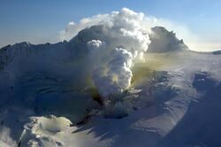 Fourpeaked - Fumarole on NW side (2007-02-22).jpg