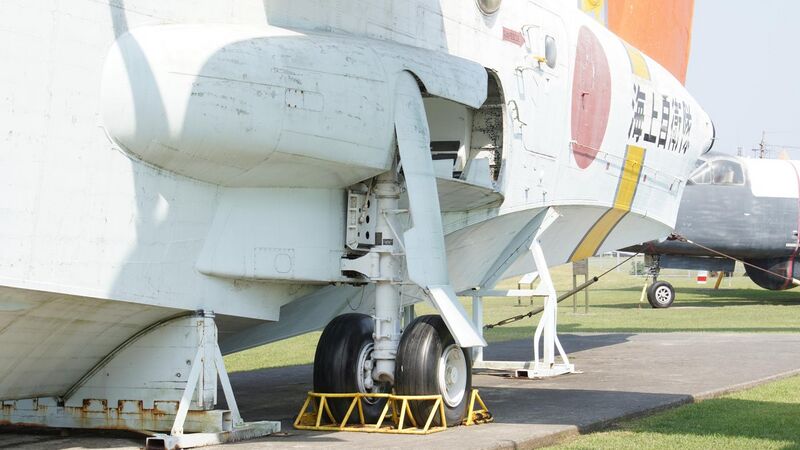 File:JMSDF US-1A(9076) left main landing gear & bulge left front view at Kanoya Naval Air Base Museum April 29, 2017.jpg