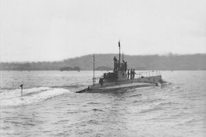 Japanese submarine HA-3 in 1911.jpg