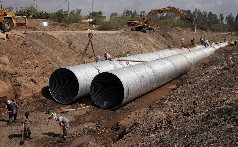 File:114 inch pipe installation.jpg