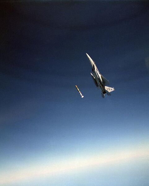 File:An air-to-air left side view of an F-15 Eagle aircraft releasing an anti-satellite (ASAT) missile during a test.jpeg